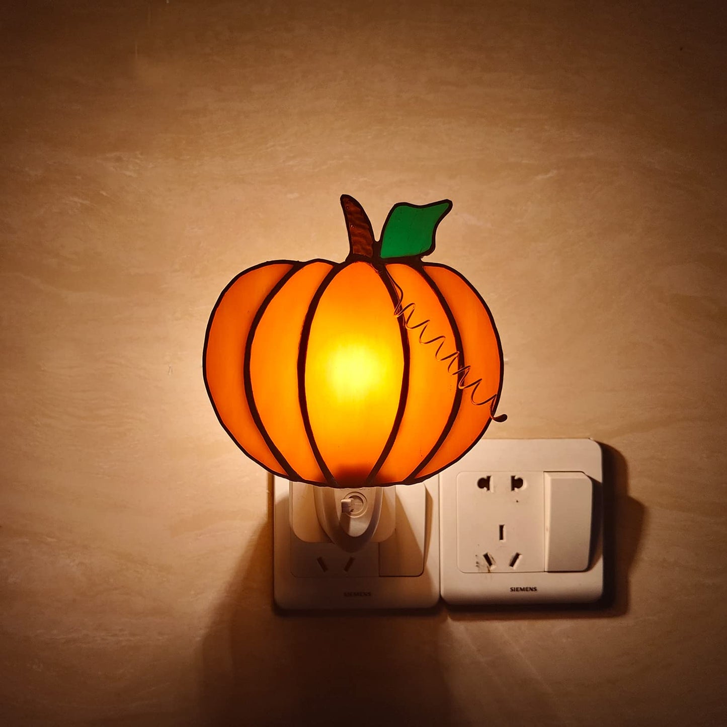 Stained Glass Night Light Plug Into Wall Lamp Decorative Accent Nightlight For Hallway Bedroom Bathroom Kitchen Nature Themed Home D?Cor For Autumn Thanksgiving Halloween(Pumpkin)