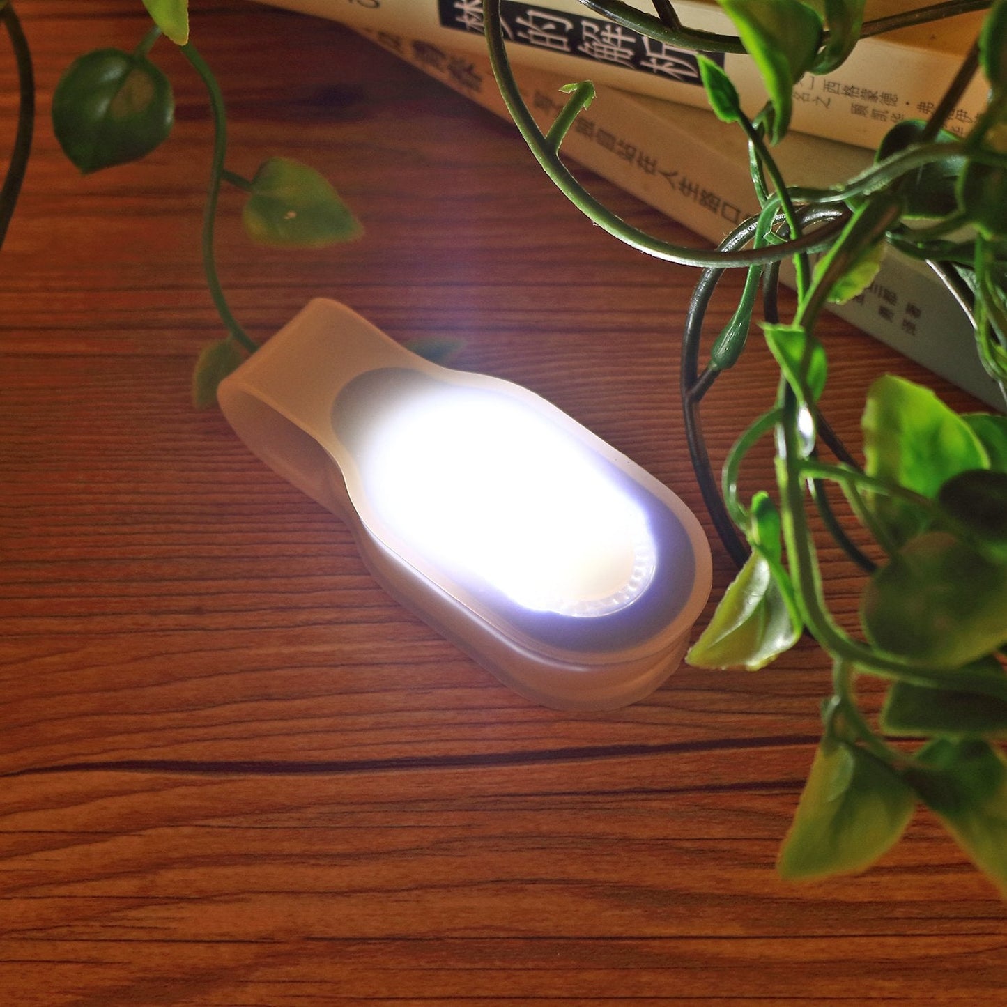 ALONEFIRE Nightlight LED Clip-on Flashlight 3 Modes Magnetic Surface Model SKU2157 Color SKU2157