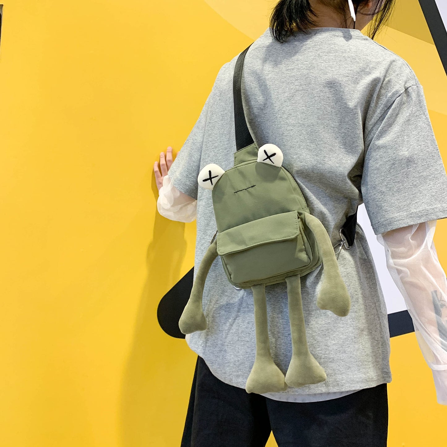VIVUHTCC Frog Crossbody Handbags For Women Men Cute Shoulder Bag Nylon Sling Chest Bag Casual Travel Hiking Daypack (Green)