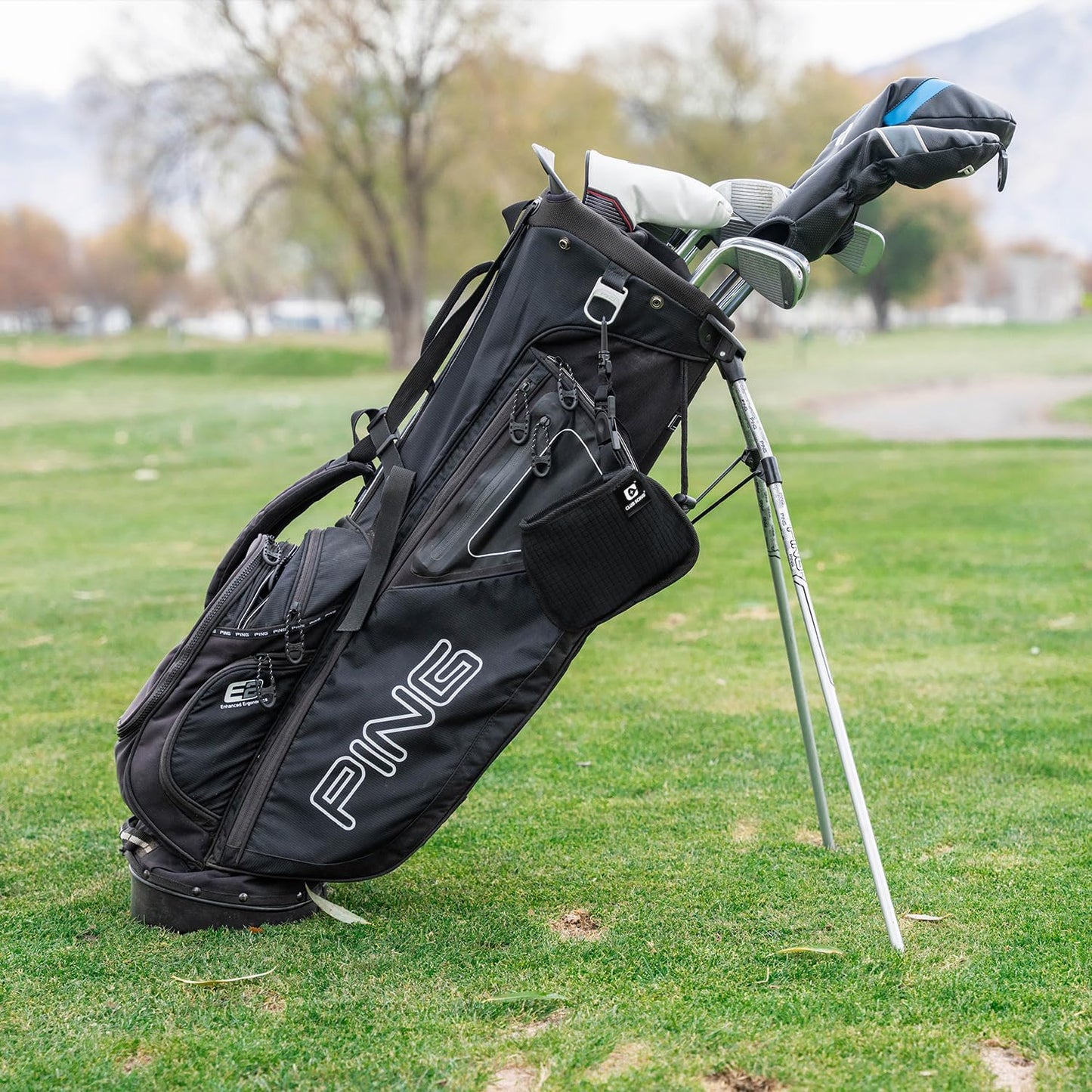 Club Scrub Mini, Golf Club and Golf Ball Cleaning Bag, Waterproof Clean Face Technology Liner, Detachable Clip, Machine Washable, Cleans Club Grooves, Dry Exterior (Black)