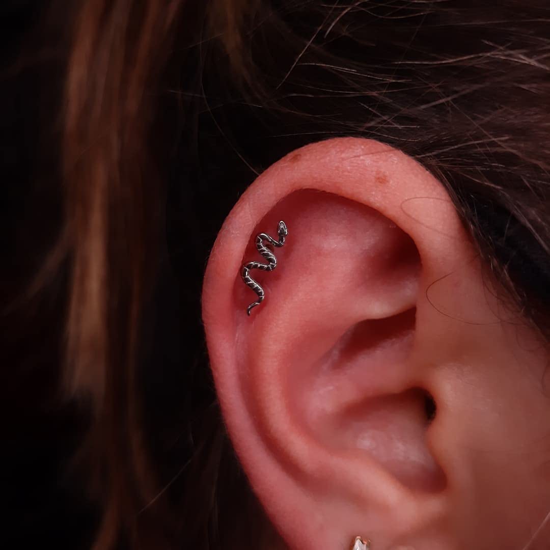 FINE4U 16G Snake Piercing Jewelry for Conch, Tragus, Helix - ASTM F136 Titanium Hypoallergenic Cartilage Earring, Internally Thr