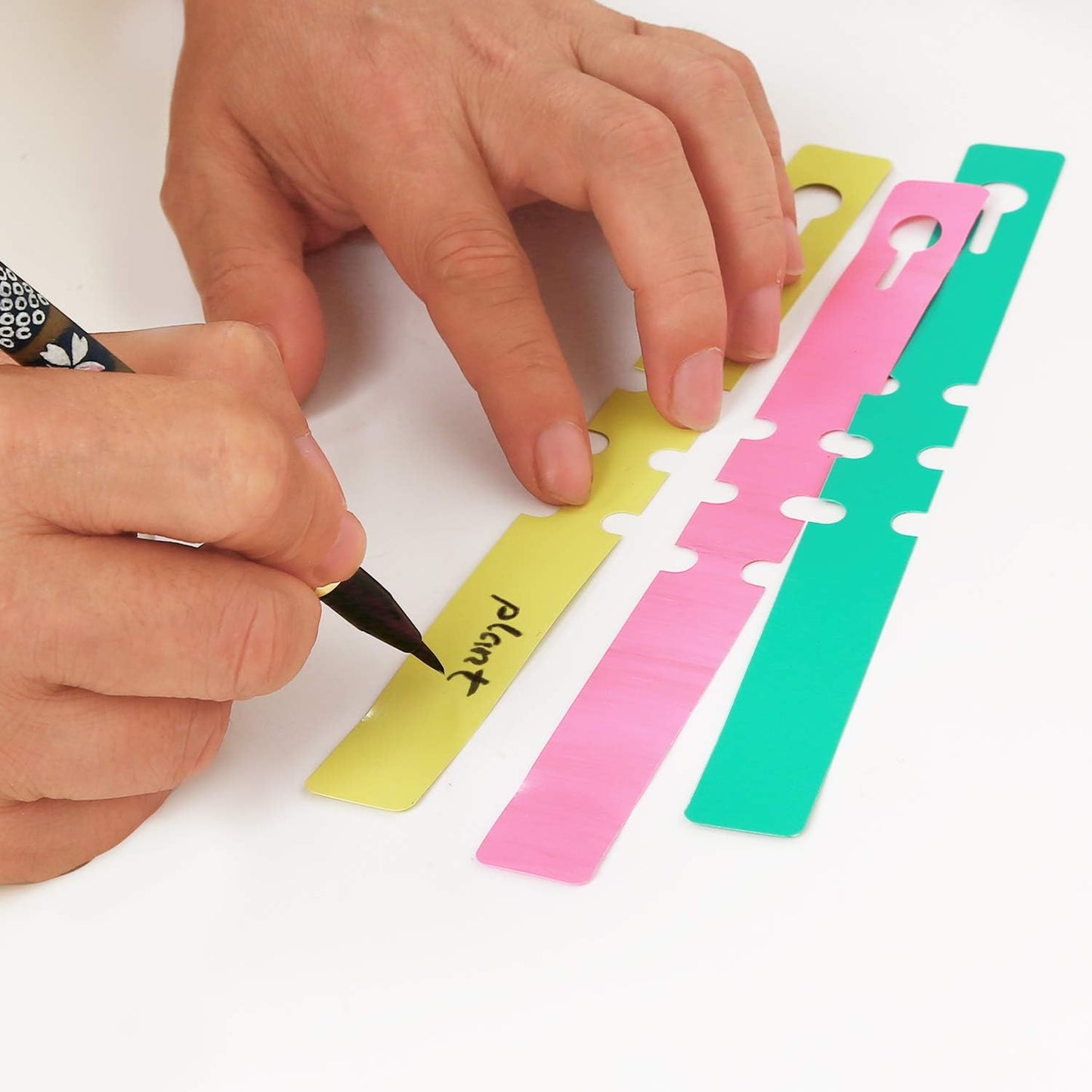 KINJOEK 600 PCS 6 Colors Plant Labels, PVC Plant Tags for Garden Adjustable Waterproof Plant Tags