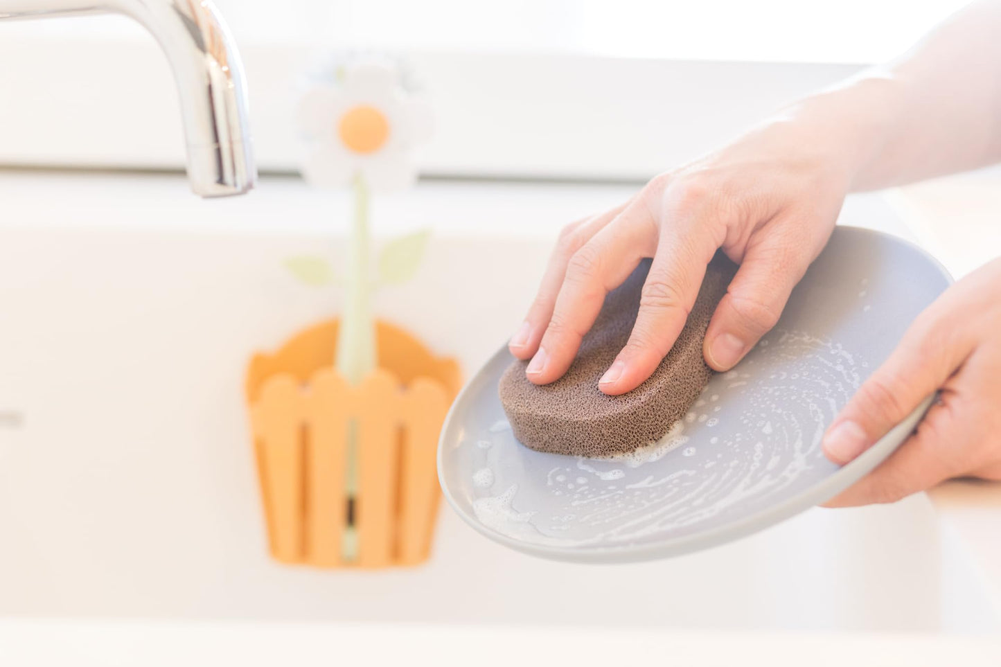 Vigar Florganic 3-in-1 Kitchen Sink Caddy Set, Flower-Shaped Dish Brush, Sponge, Fence-Shaped Holder and Suction Cup, Ideal Sink Organizer, Orange