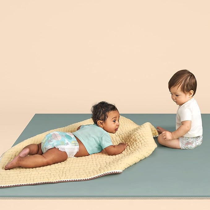The Honest Company Clean Conscious Diapers for Delicate Skin, Up to 100% Leakproof Hypoallergenic Fragrance-Free Baby Diapers, Gender Neutral Prints, Club Box, Size Newborn, 72 Count (Prints May Vary)