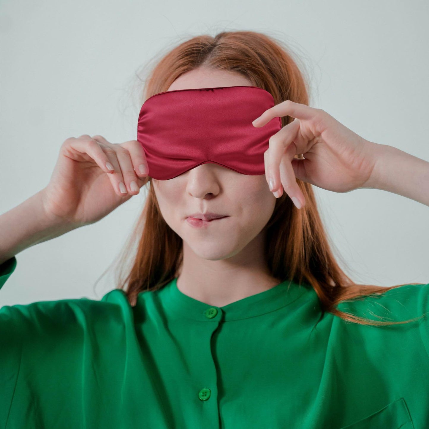 1 Pcs Silk Sleep Mask, Soft Eye Mask with Elastic Strap, Lightweight Blindfold for Men, Women, Travel, and Naps (Dark red)