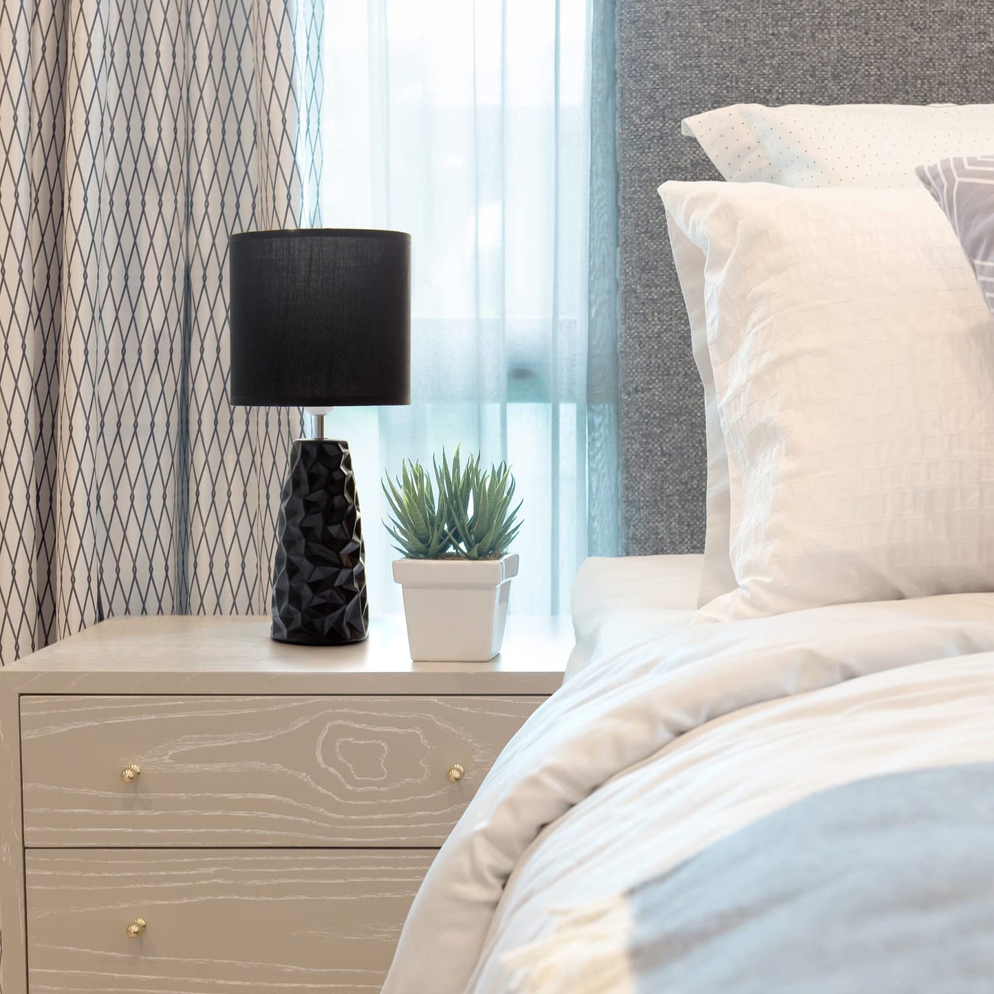 Simple Designs LT2083-BLK Ceramic Table Lamp, 8inD x 8inW x 17.5inH, Black