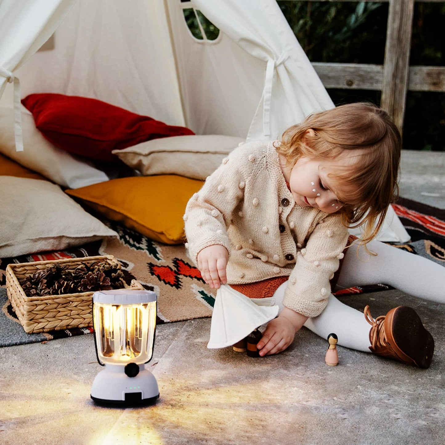 Mesqool Led Lantern Flashlight 650Lm, Rechargeable, Solar Crank, 4.09X4.09X6.42In, White, Model Cl7000
