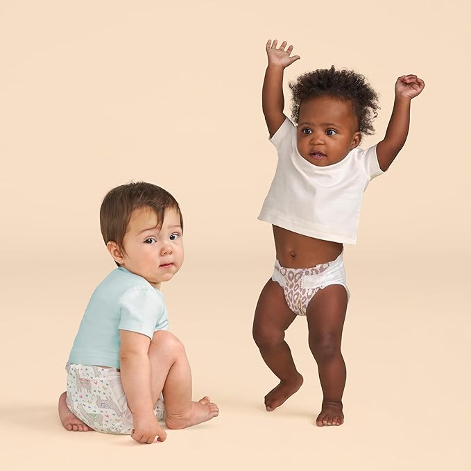 The Honest Company Clean Conscious Diapers for Delicate Skin, Up to 100% Leakproof Hypoallergenic Fragrance-Free Baby Diapers, Girl Prints, Super Club Box, Size 4 (22–37 lbs), 104 Count (Prints Vary)