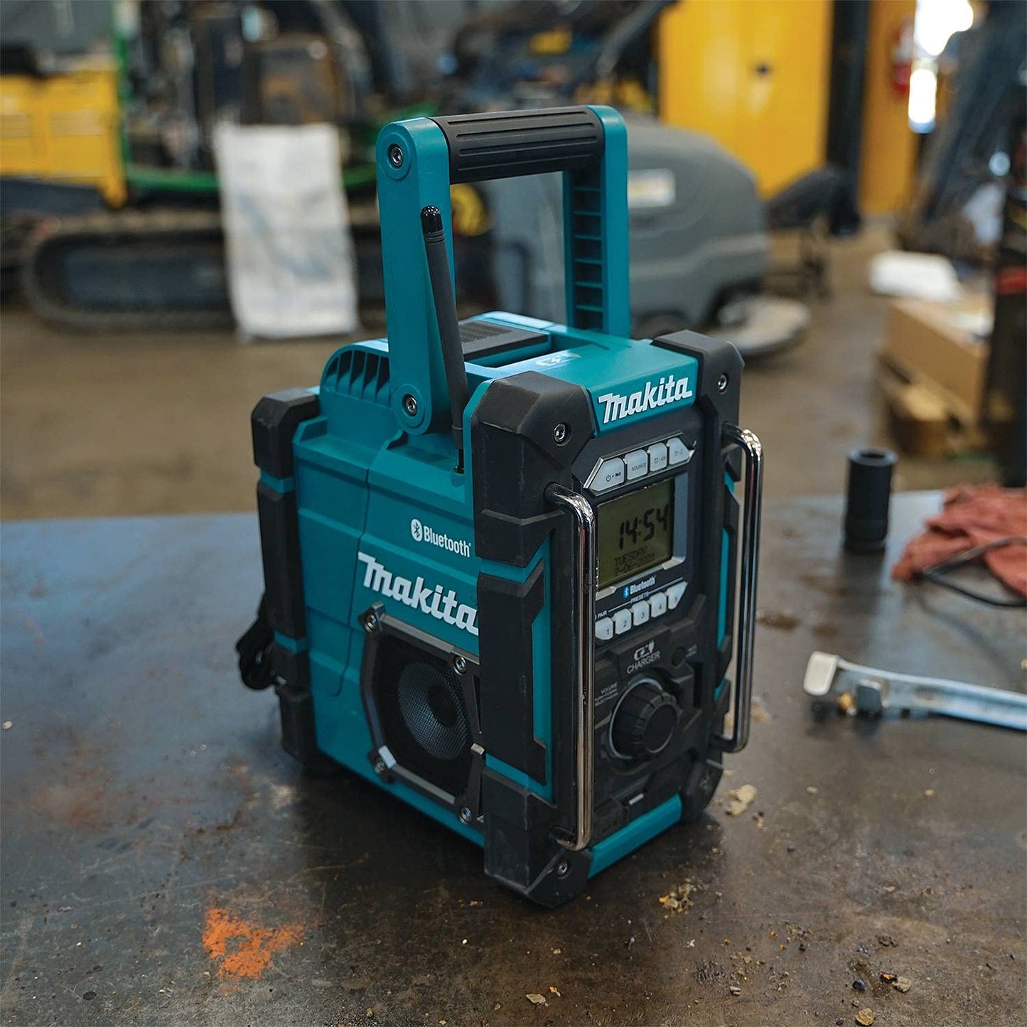 Makita Xrm10 18V Lxt / 12V Max Cxt Lithium-Ion Cordless Bluetooth Job Site Charger/Radio, Tool Only