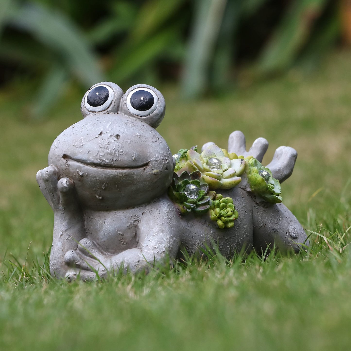 TERESAS COLLECTIONS Frog Garden Statue with Solar Light, Waterproof Resin, 5.5in, Gray, Cute Decor for Indoor/Outdoor