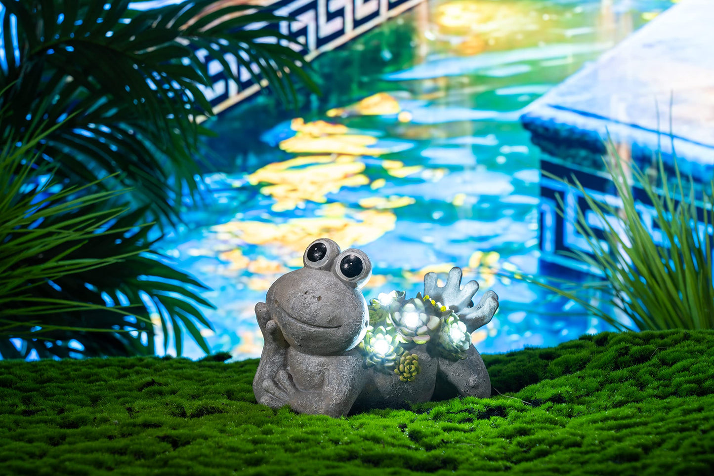 TERESAS COLLECTIONS Frog Garden Statue with Solar Light, Waterproof Resin, 5.5in, Gray, Cute Decor for Indoor/Outdoor