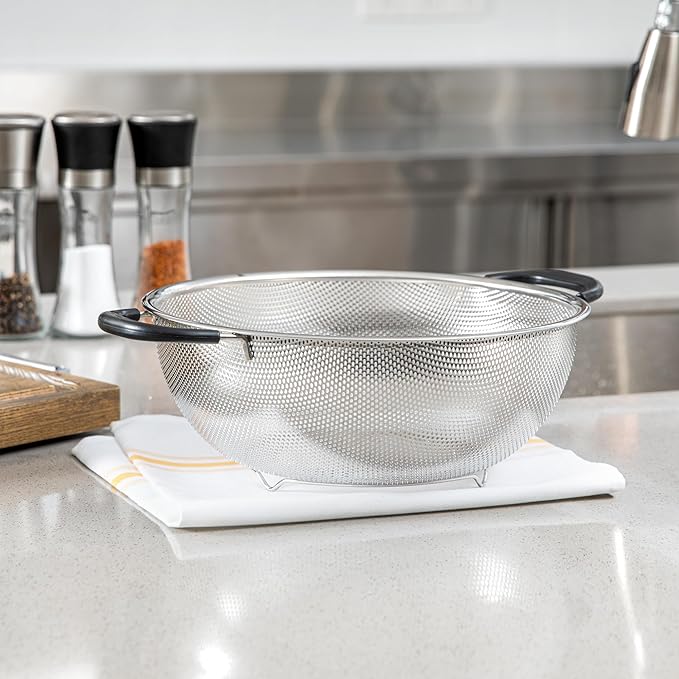 Restaurantware Colander 1 Count 5 qt Dishwasher-Safe Stainless Steel Mesh Colander with Soft-Grip Handles Kitchen Strainer Basket for Pasta, Washing Rice, Fruits, and Vegetables, Kitchen Prep Tool