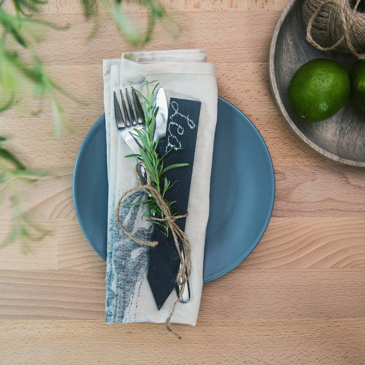 Navaris Slate Plant Labels (10 Pieces) - Set of 10 Natural Garden Markers for Herbs, Pots and Garden - Reusable Tags with Chalk - Size S