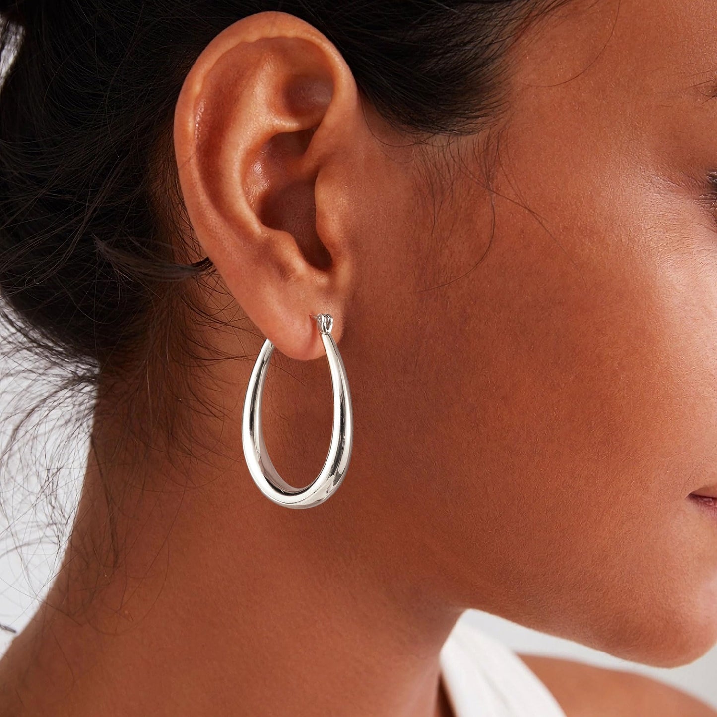 Gacimy Silver Chunky Hoop Earrings for Women, 14K White Gold Plated Oval Hoop Medium Silver Earrings with 925 Sterling Silver Po