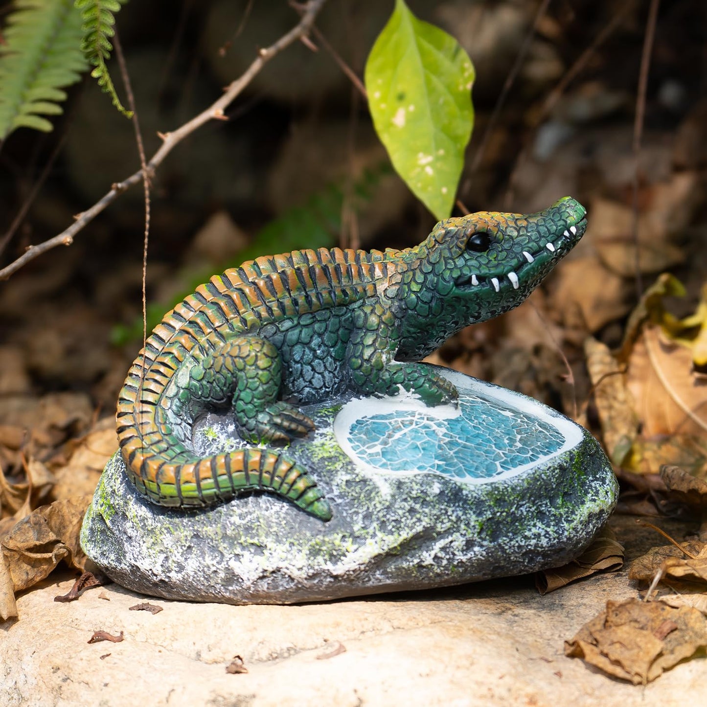 Rezpuao Garden Statue Crocodile,Solar Crocodile Decor for Outdoor,Resin Crocodiles Figurine with Solar Light for Patio,Balcony,Yard,Lawn Ornament,Perfect Garden Gift