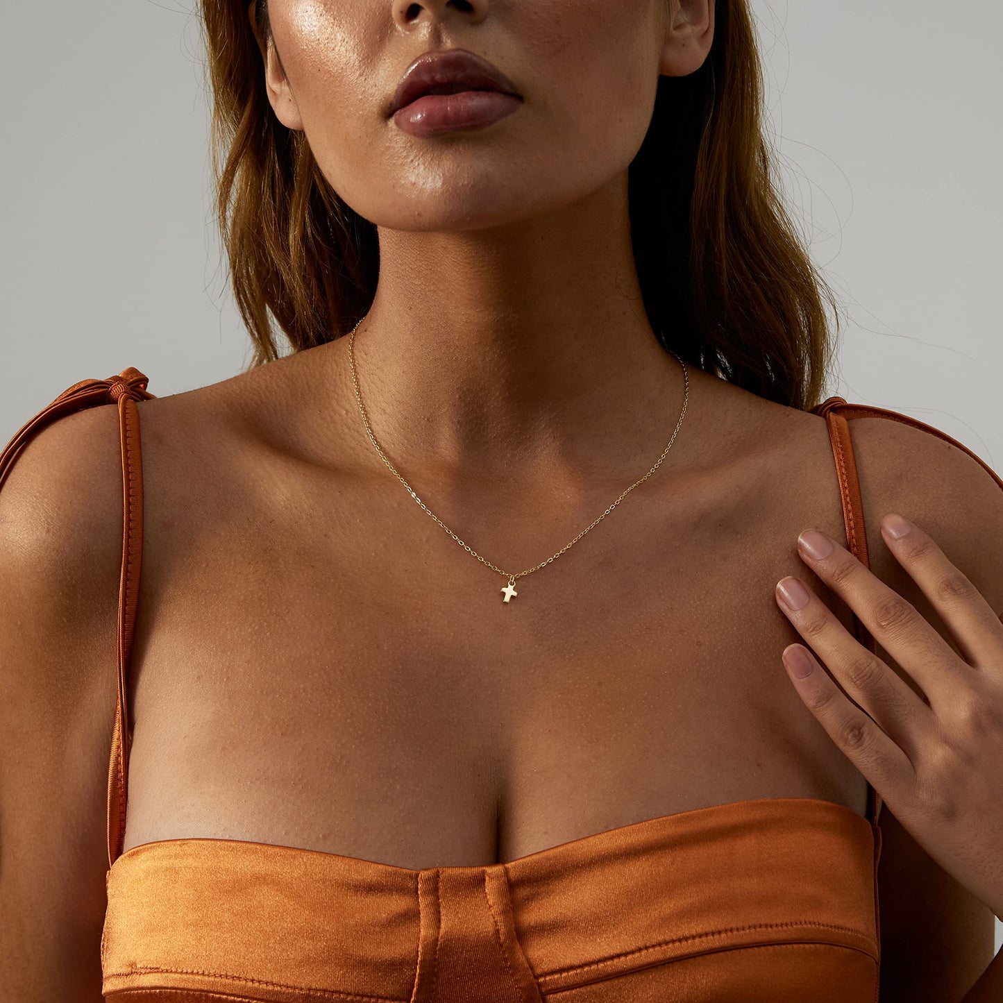 CAROVO Dainty Cross Necklace for Women 18K Gold/Silver Plated Cute Tiny Cubic Zirconia Cross Pendant Choker Necklaces Simple Tre