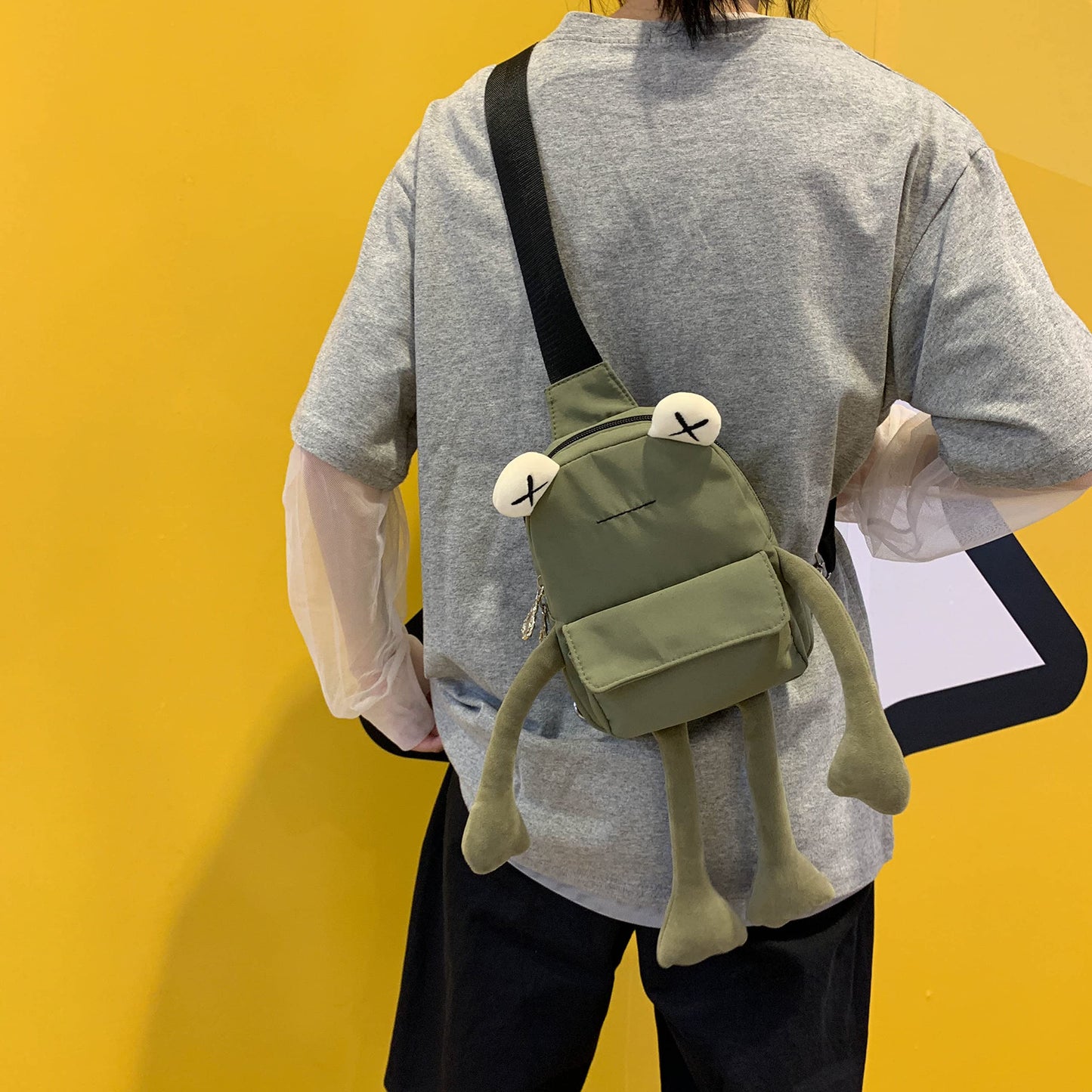 VIVUHTCC Frog Crossbody Handbags For Women Men Cute Shoulder Bag Nylon Sling Chest Bag Casual Travel Hiking Daypack (Green)