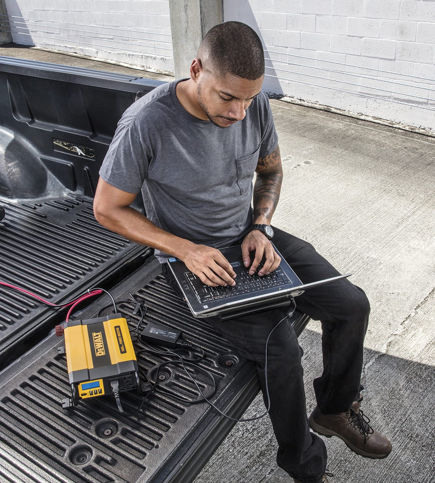 Dewalt Dxaepi1000 Power Inverter 1000W Car Converter With Lcd Display: Dual 120V Ac Outlets, 3.1A Usb Ports, 12V Dc Adapter, Bat